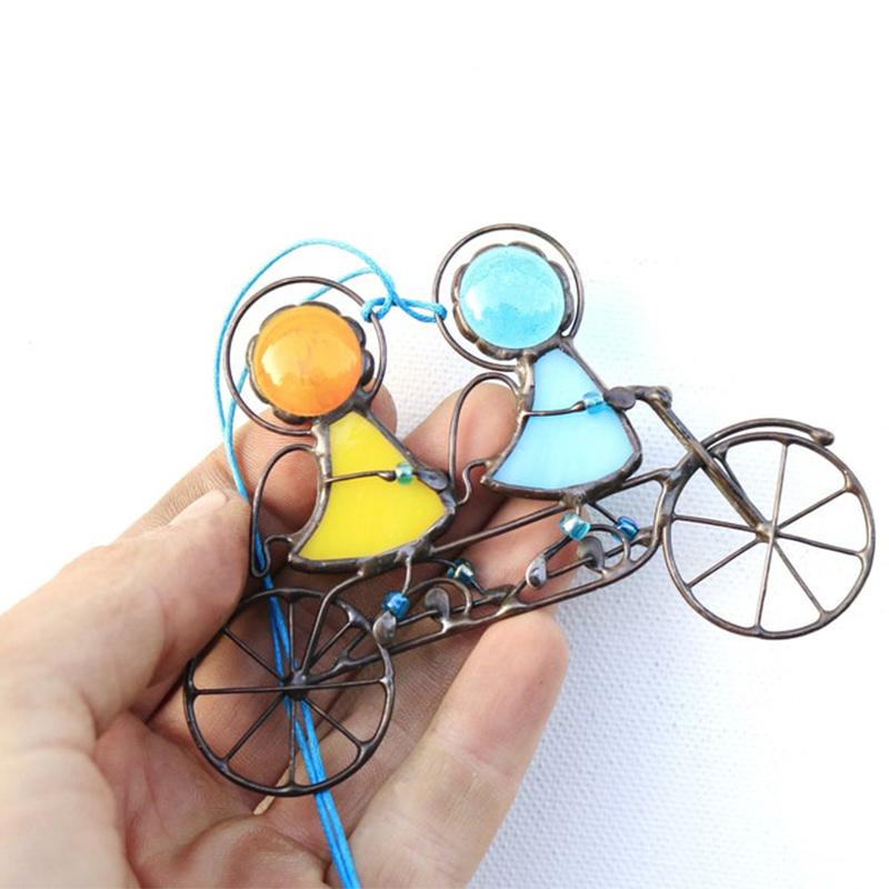 吊るされた装飾 – 輝く洗練された反射