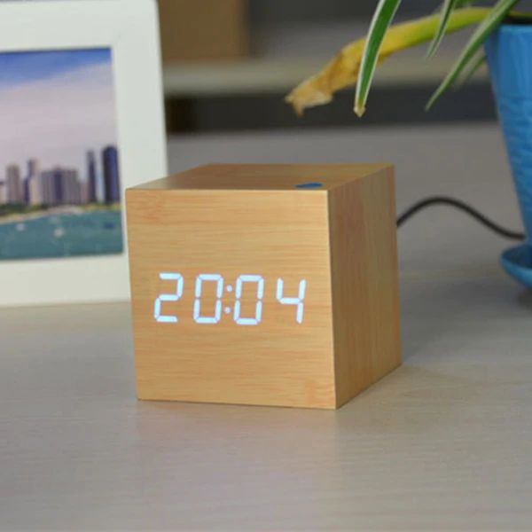 Horloge Numérique Cube – Design Minimaliste Et Affichage LED