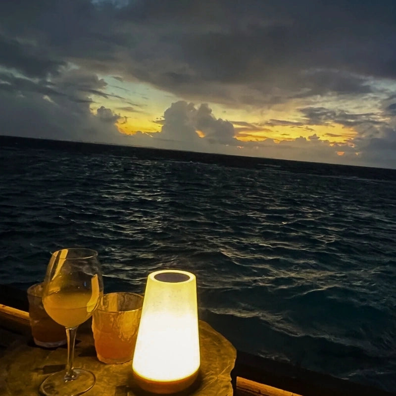 מנורת לילה מודרנית – עיצוב אלגנטי ופונקציונלי