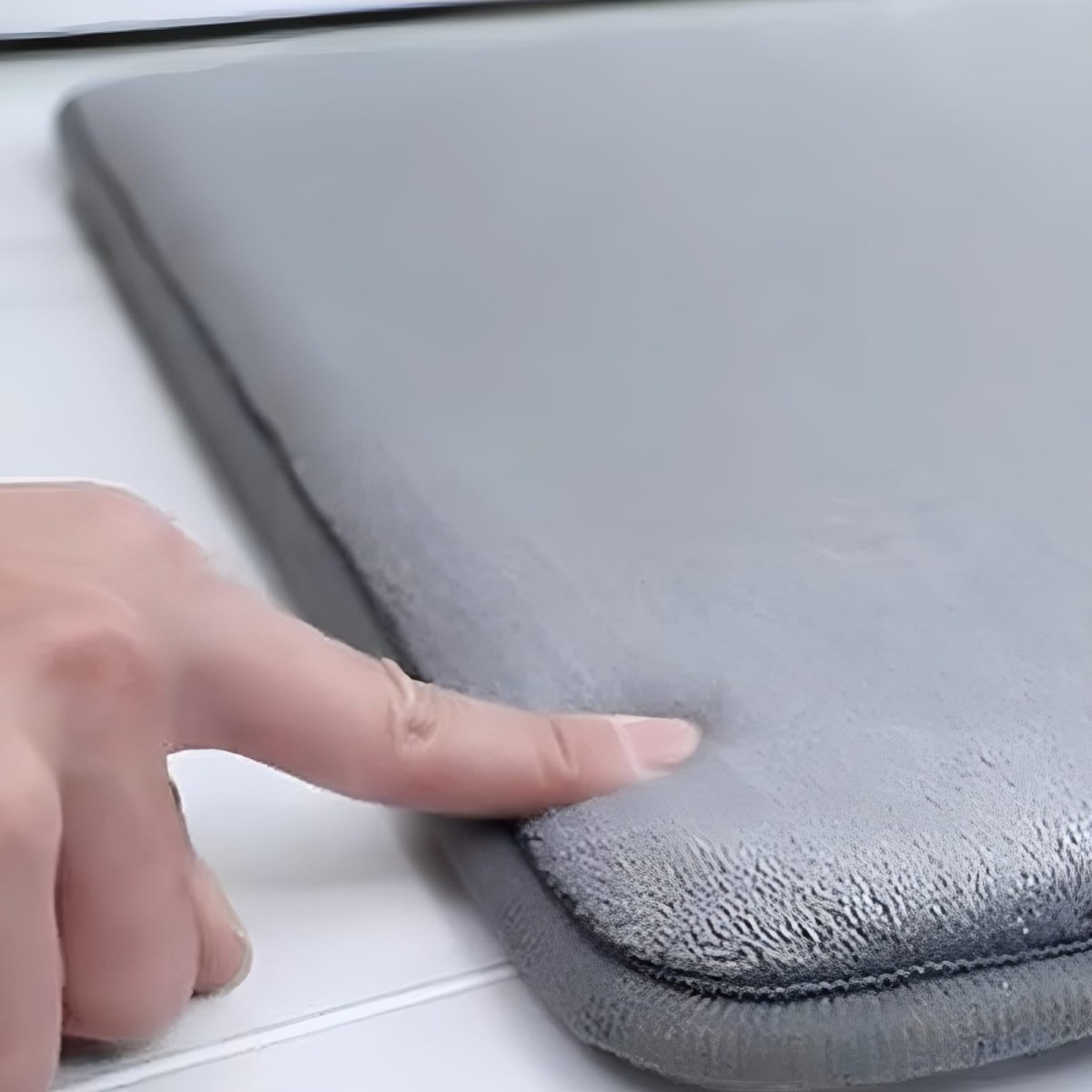 שטיח אמבטיה סופר סופג נגד החלקה – נוחות וביטחון יומיומי