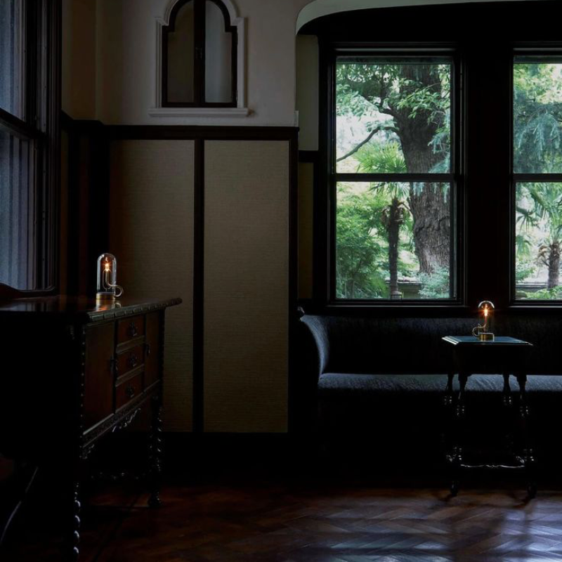 Lámpara de Mesa — Iluminación Cálida Efecto Llama