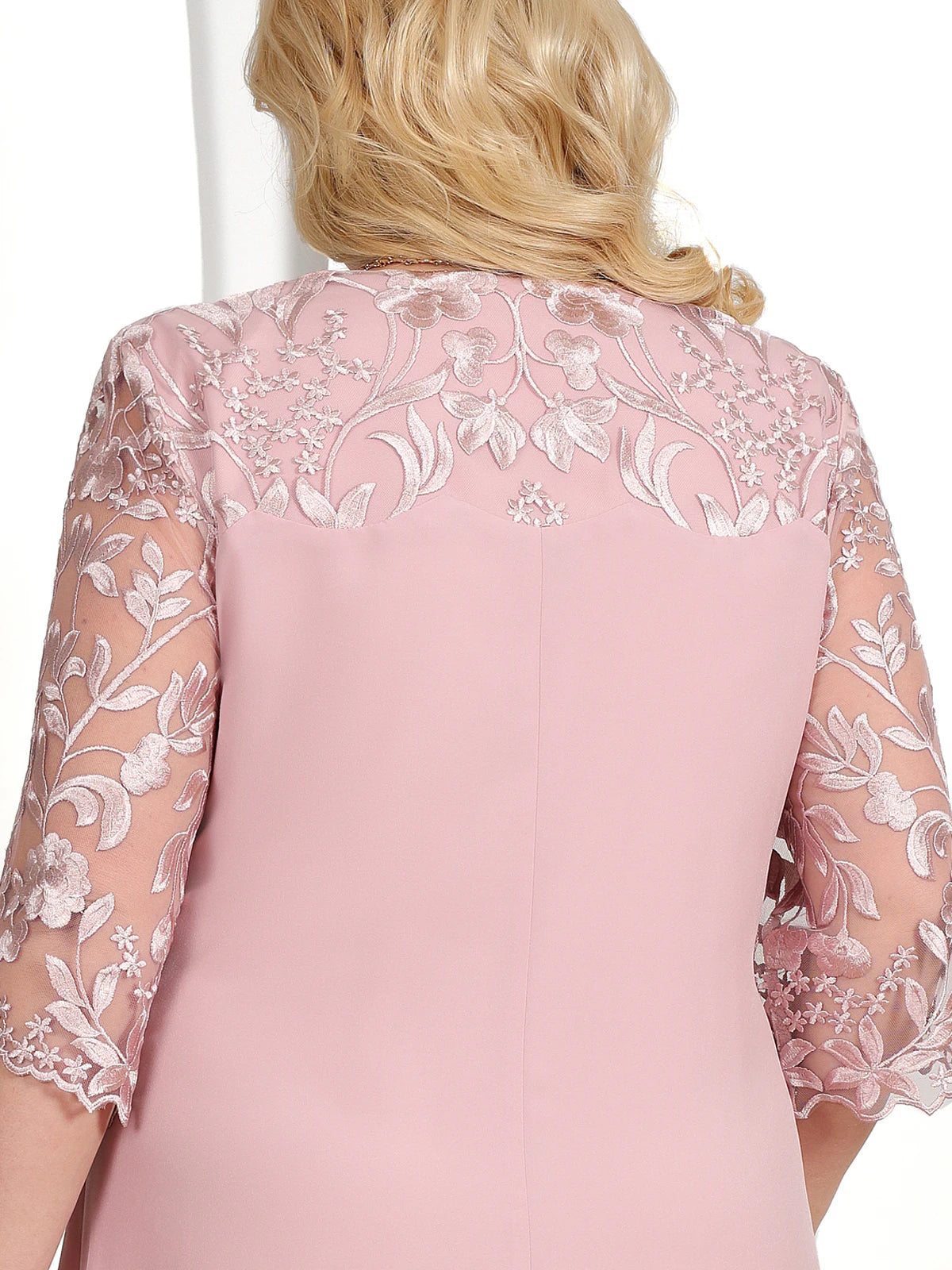 エロディ | エレガントな大きなサイズのドレス – 丁寧な刺繍と引き立てられたシルエット