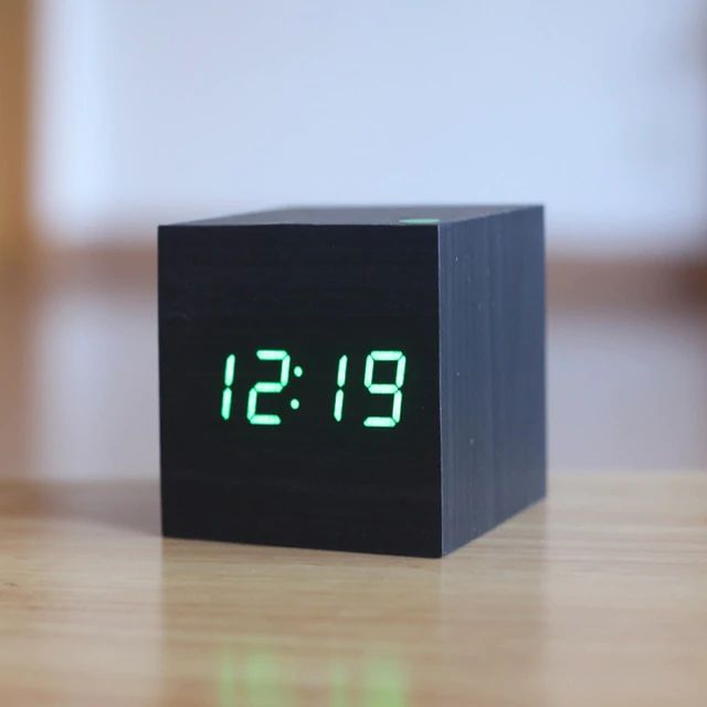 Horloge Numérique Cube – Design Minimaliste Et Affichage LED