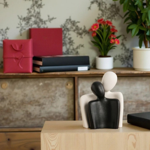 Scultura Coppia Abbracciata – Allure Artistica Ed Emotiva