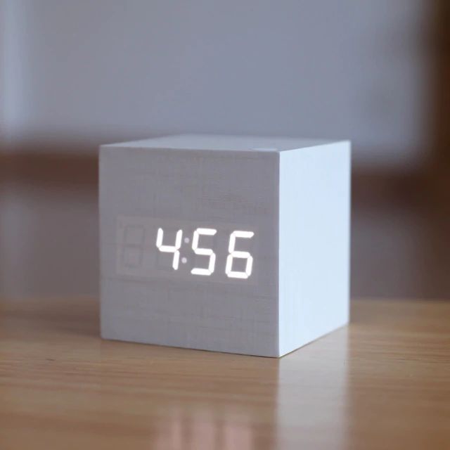 Horloge Numérique Cube – Design Minimaliste Et Affichage LED