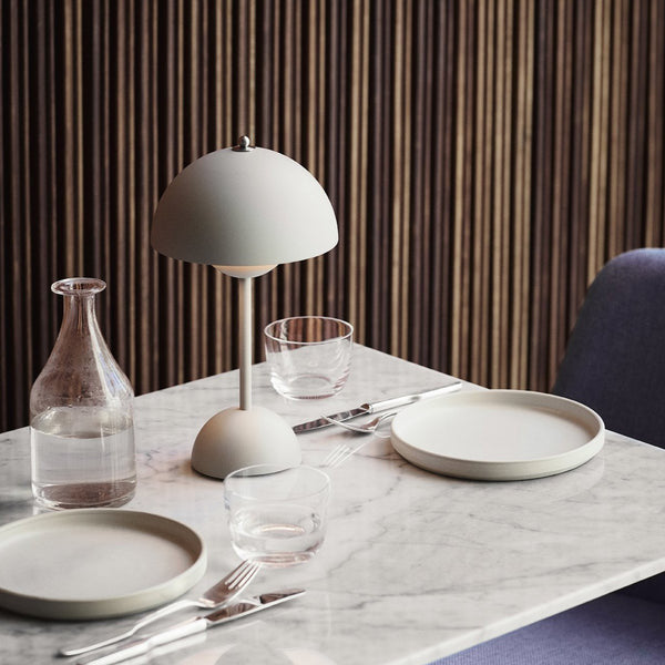 Lámpara de Mesa Portátil – Diseño Moderno y Iluminación Nómada