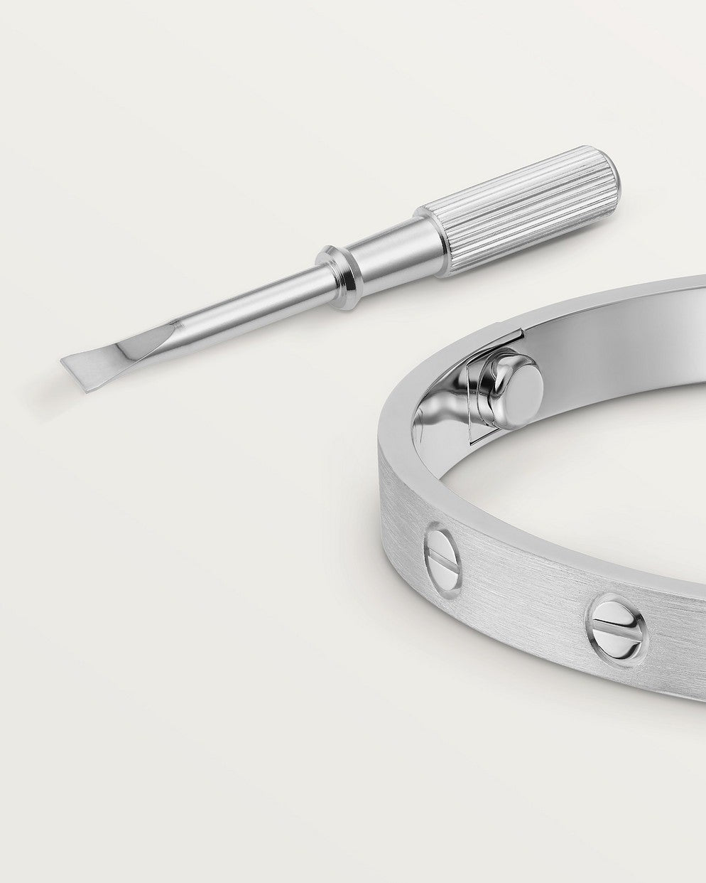 Rigid Bracelet – Finish Silver and Refined Style