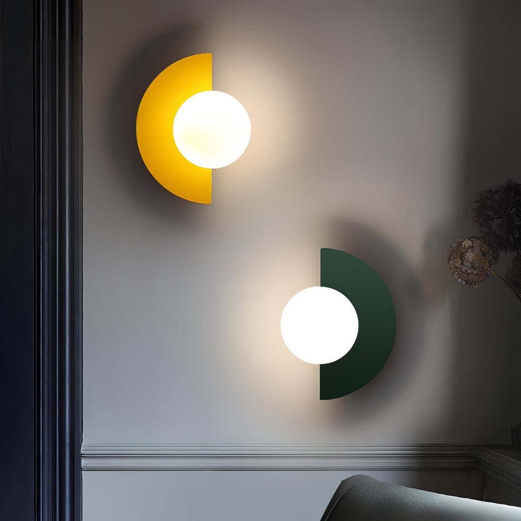 Modern Vägglampa – Halvcirkel Form och Mjuk Belysning 