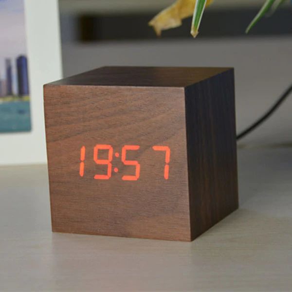 Reloj Digital Cubo – Diseño Minimalista y Pantalla LED 
