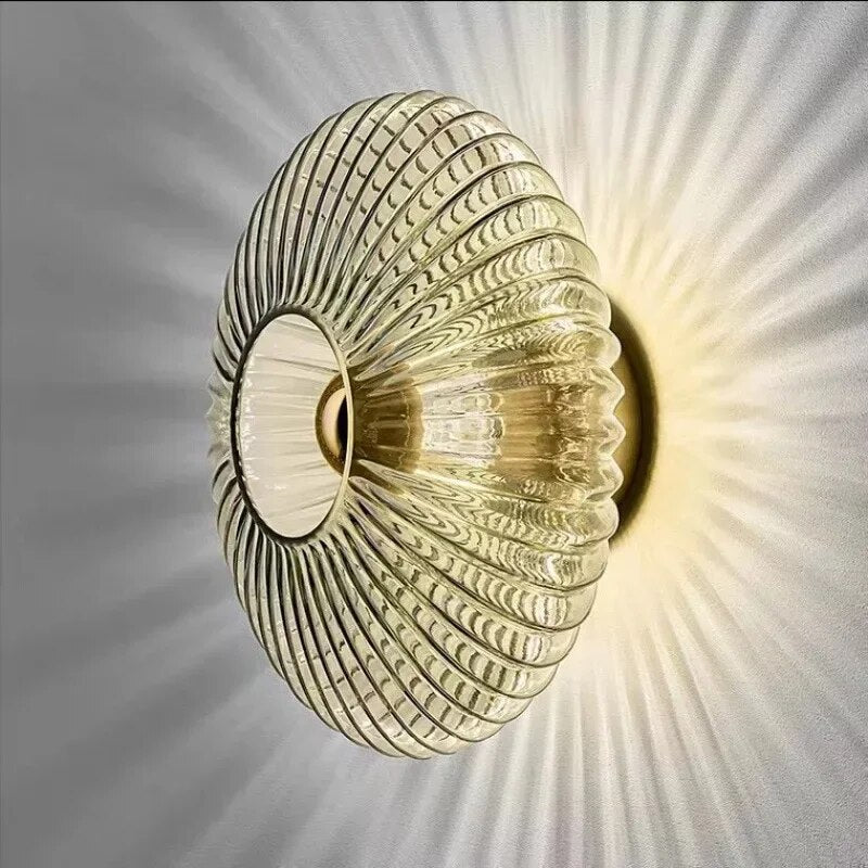 Aplica de perete din sticlă ondulată – eleganță și lumină blândă 