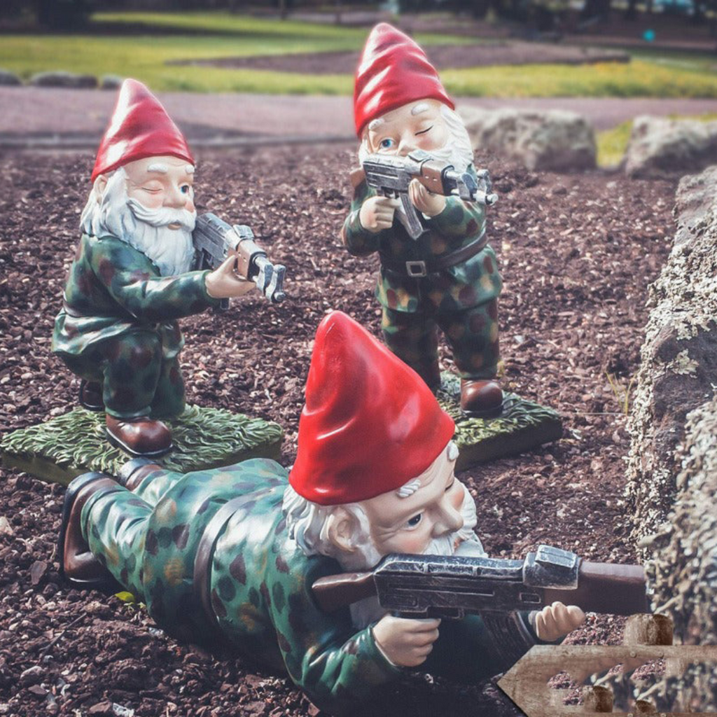 Enano de Jardín Militar – Toca Humor y Defensa Exterior 