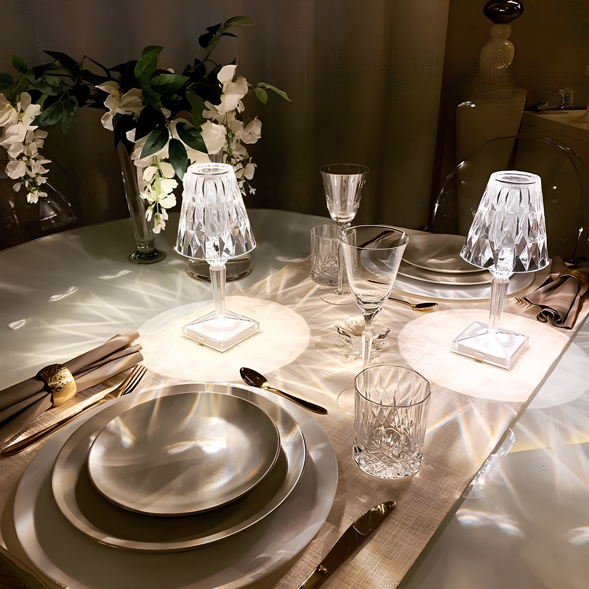 Tischlampe aus Kristall – moderne Eleganz und warme Atmosphäre 