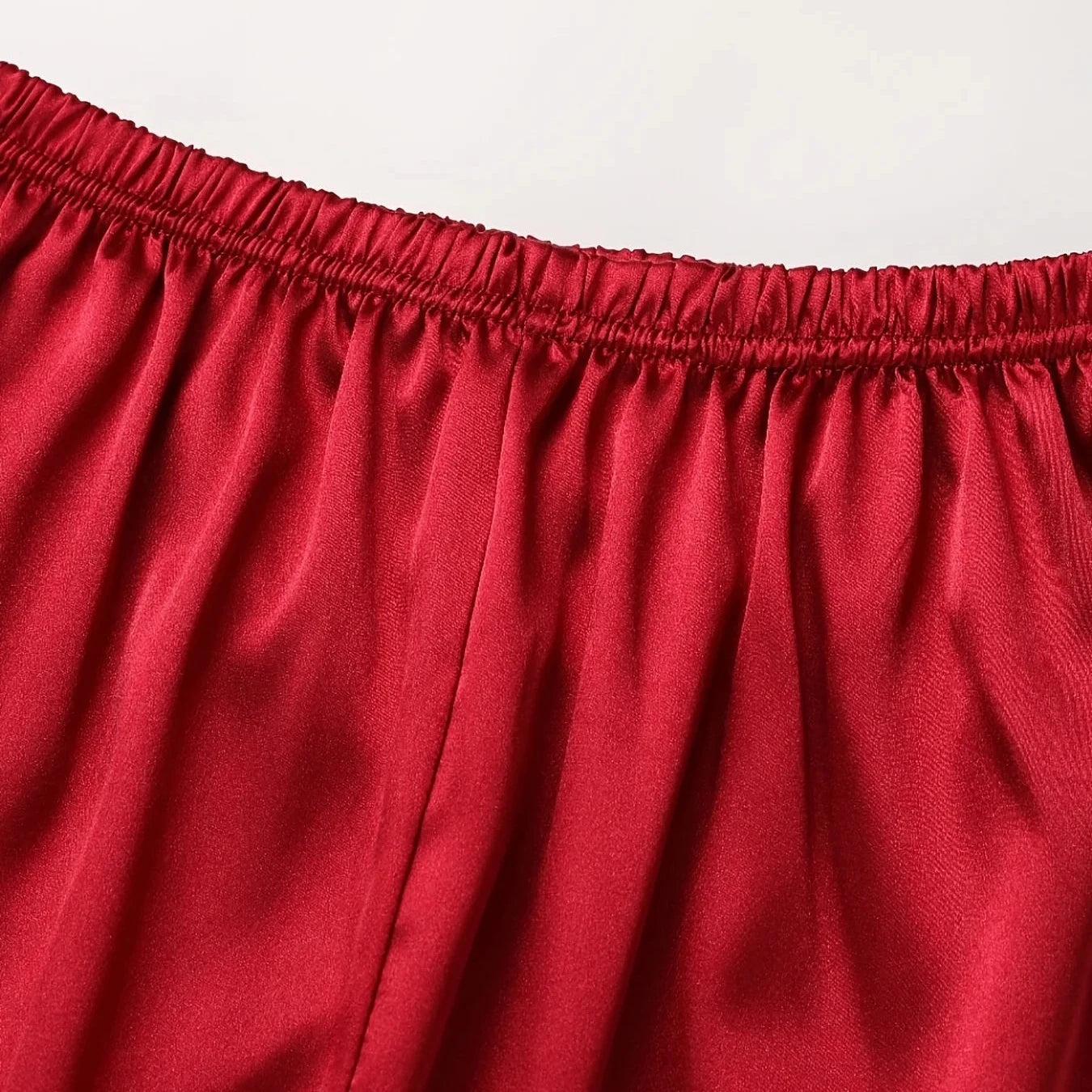 ساندرا | بيجامة لامعة – أناقة ليلية ولمسة رقيقة 