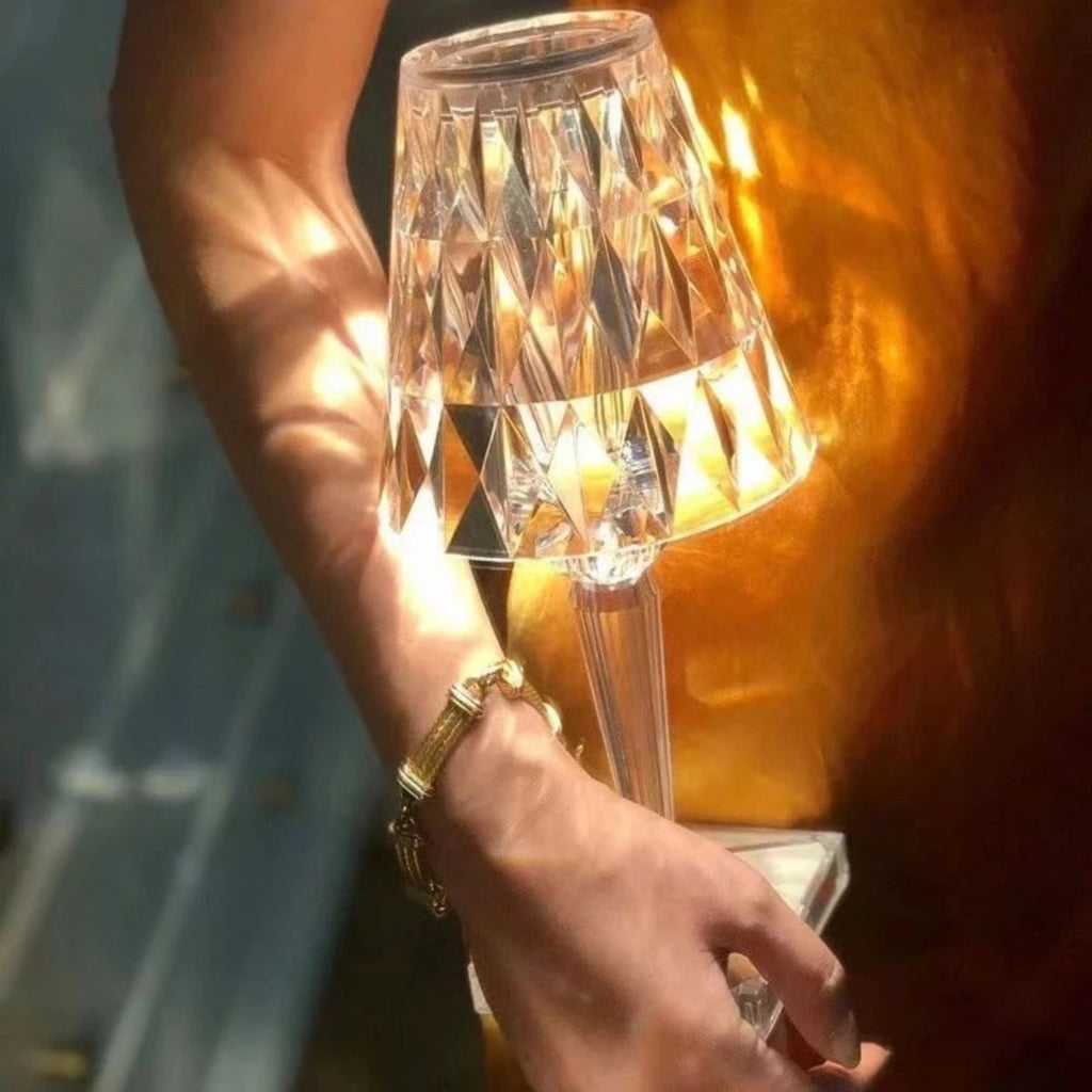 Tischlampe aus Kristall – moderne Eleganz und warme Atmosphäre 