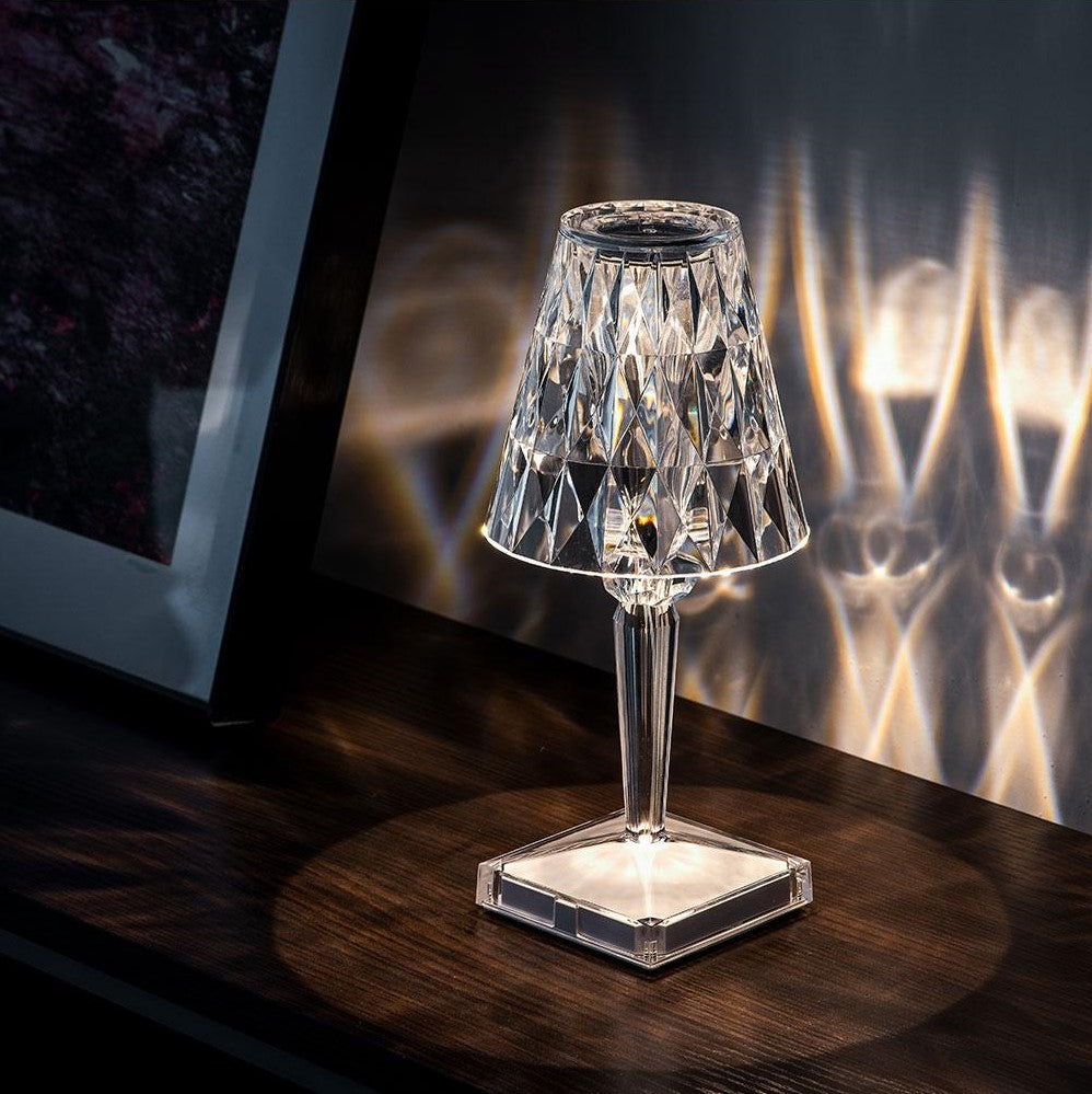 Tischlampe aus Kristall – moderne Eleganz und warme Atmosphäre 