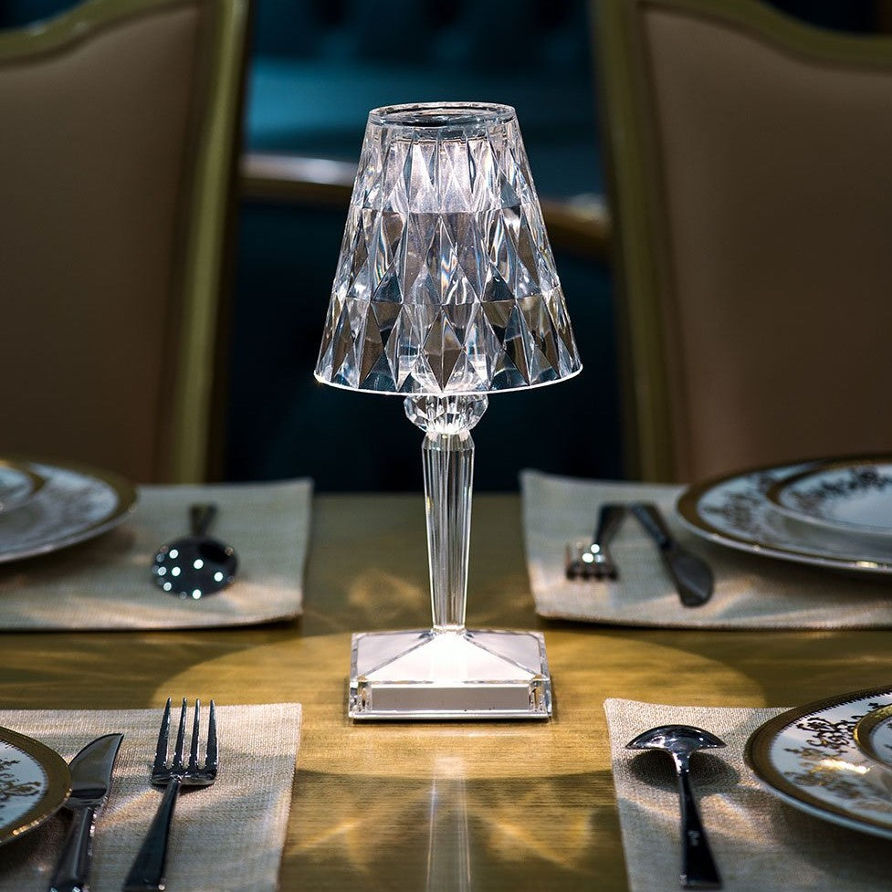 Tischlampe aus Kristall – moderne Eleganz und warme Atmosphäre 