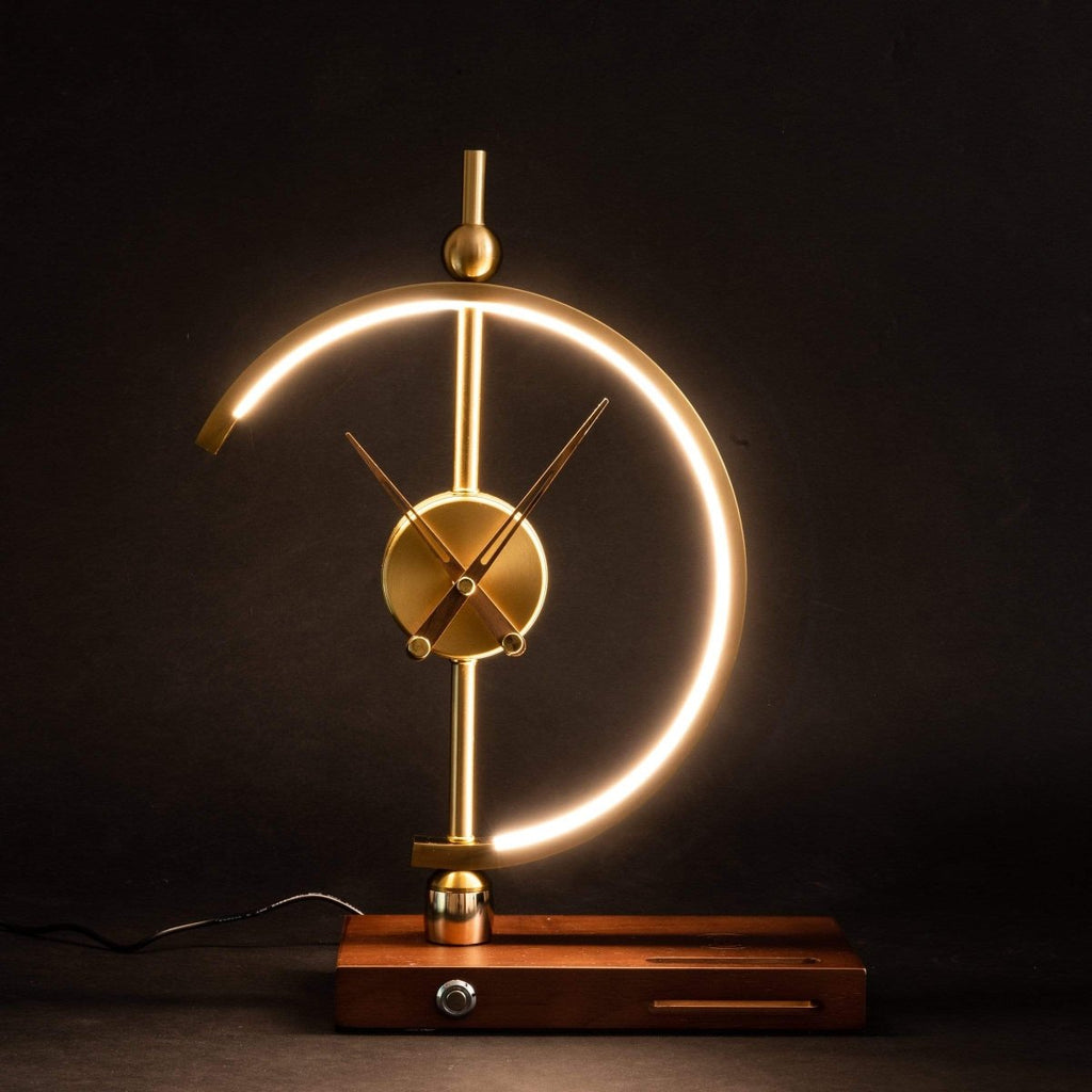 Lámpara de mesa con reloj y cargador inalámbrico – Diseño moderno y práctico 