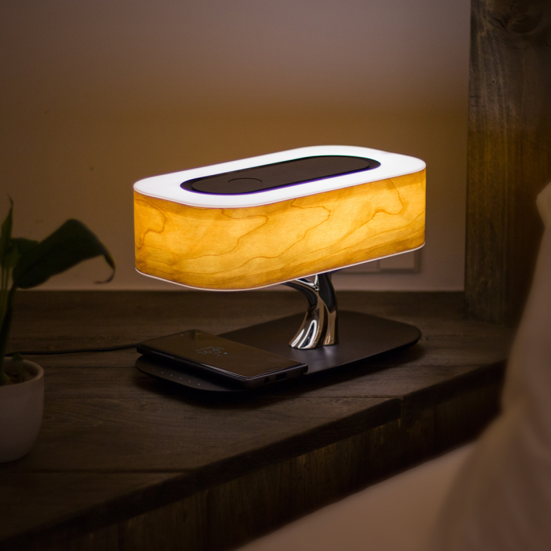 Lámpara Multifuncional— Luz LED, Cargador Inalámbrico y Audio Bluetooth 