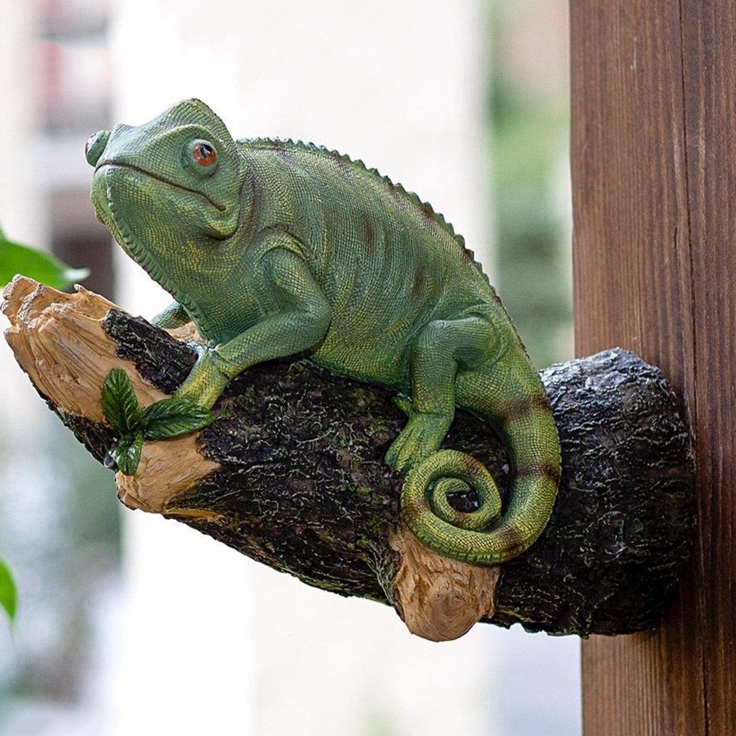 Hars kameleon beeldje op de boom